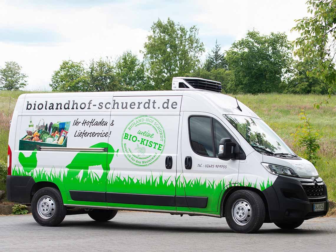 Bürokisten für Firmen, Praxen, Kitas, Schulen und mehr. Das Foto zeigt eines unserer Lieferfahrzeuge.
