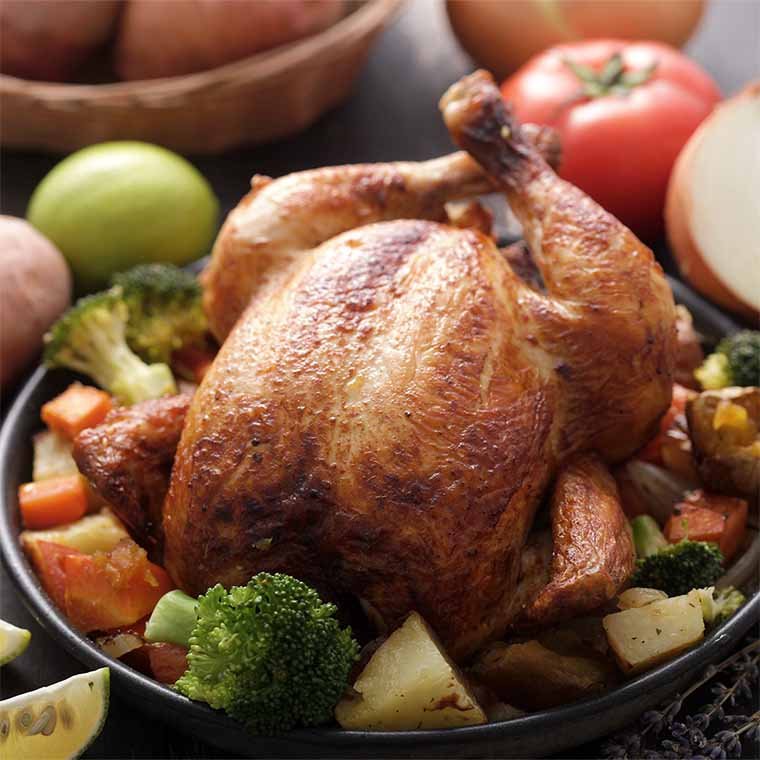 Foto zeigt ein zubereitetes Bio-Brathähnchen vom Hof