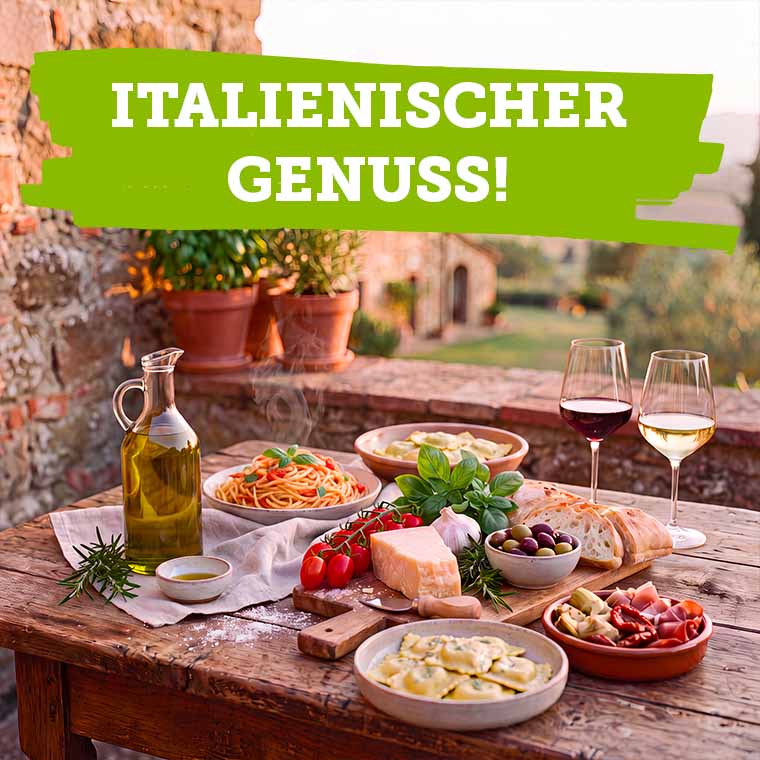 Italienische Bio-Feinkost mit Olivenöl, Pasta, Tomaten, Basilikum, Parmesan, Oliven und Antipasti auf rustikalem Holztisch - mediterrane Spezialitäten im Onlineshop des Bioland-Hof Schürdt.