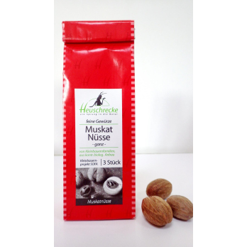 Muskatnüsse ganz